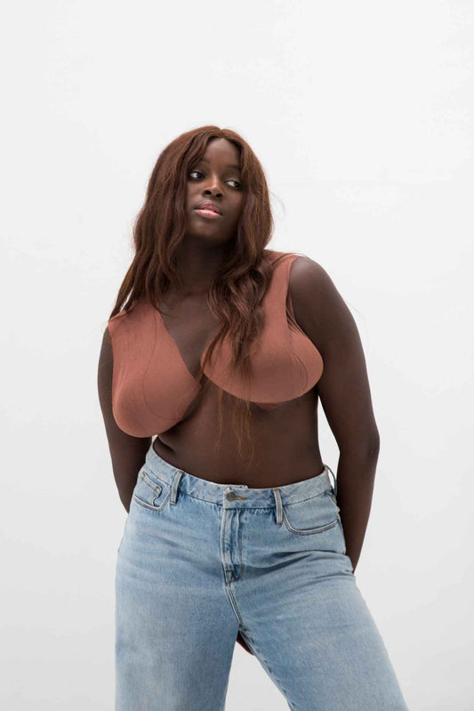 Bryst tape til at give dig den ultimative frihed, da du ved hjælp af AISO bryst tape, kan skabe din egen BH sådan så den passer til det outfit du gerne vil have på. Chole 10 cm. er til dig med en mørkere hudtone og en BH skål fra D/DD og op